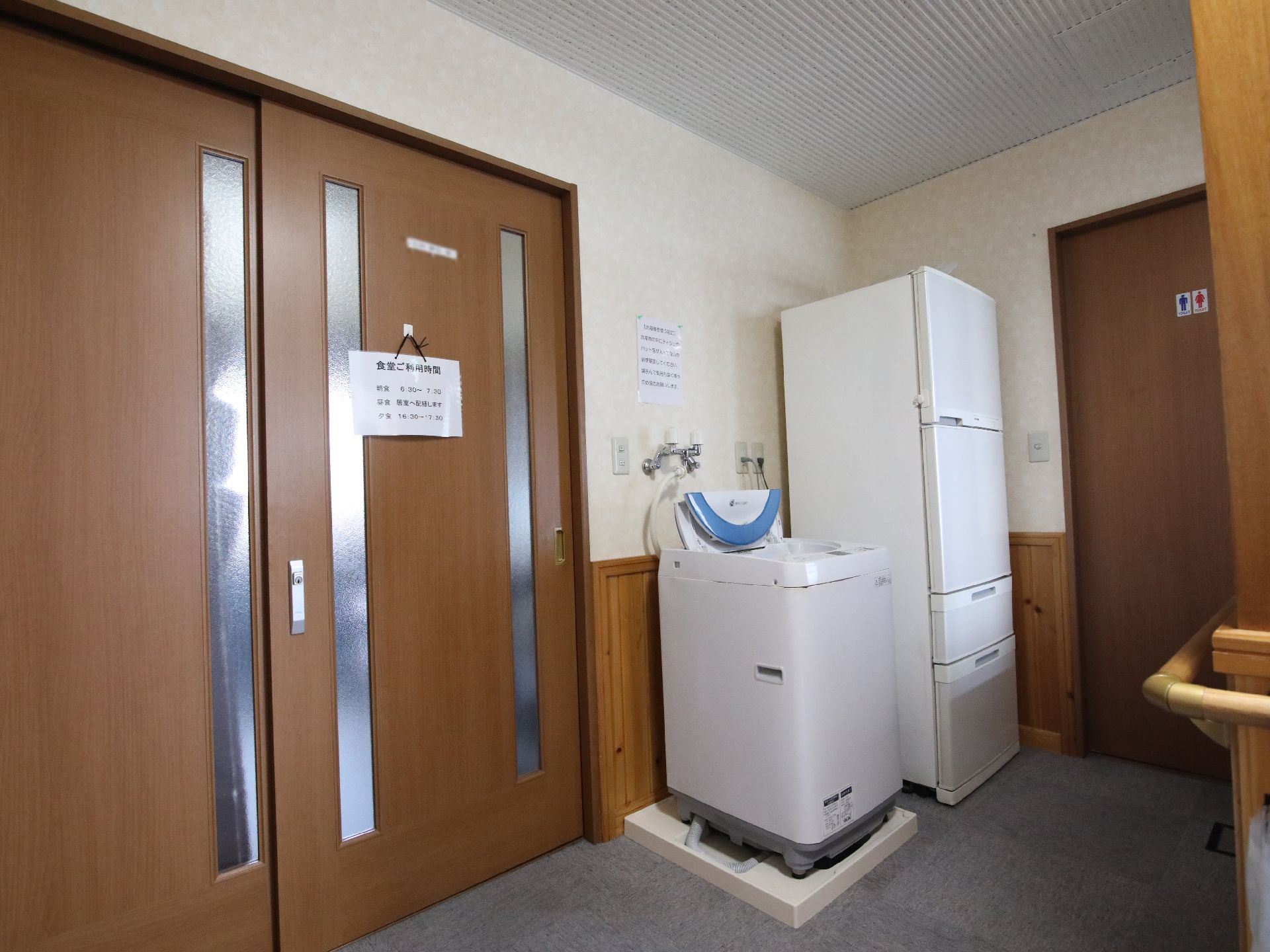 壁に手すりが設置され、バリアフリー化されている廊下