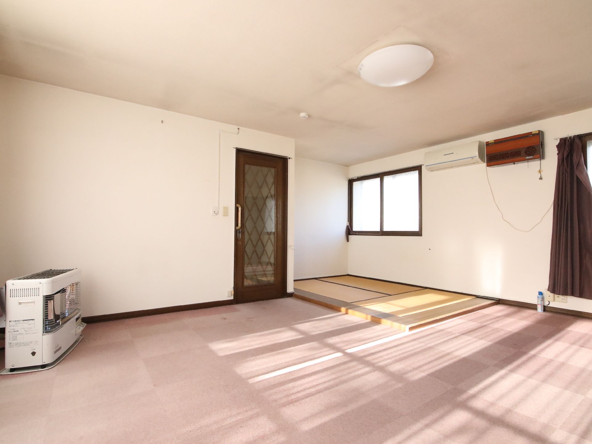 日差しが差し込み、広々と快適に過ごすことができる居室