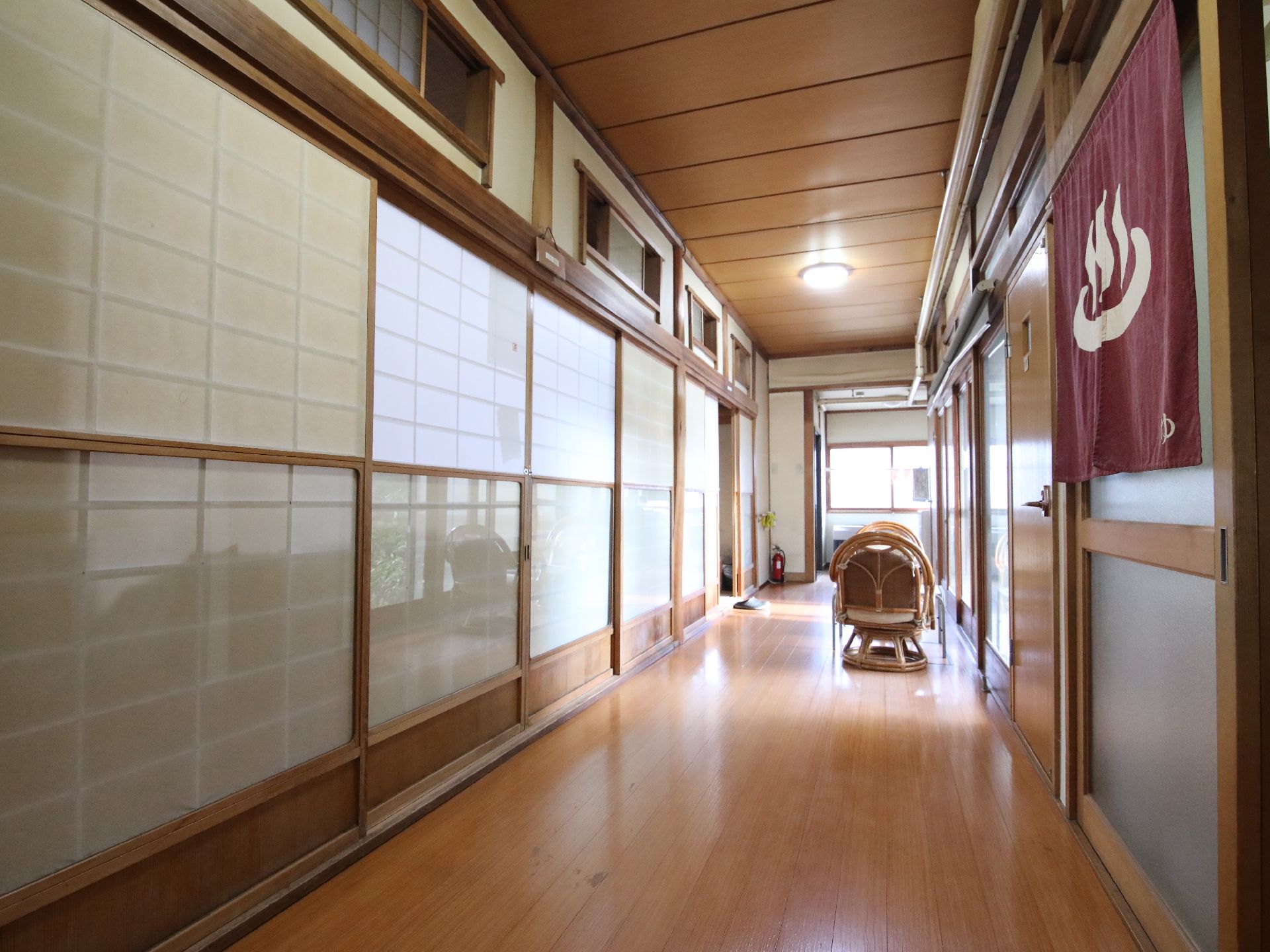 手すりが多く設置された、バリアフリー対応の廊下