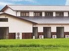 広い庭のある建物