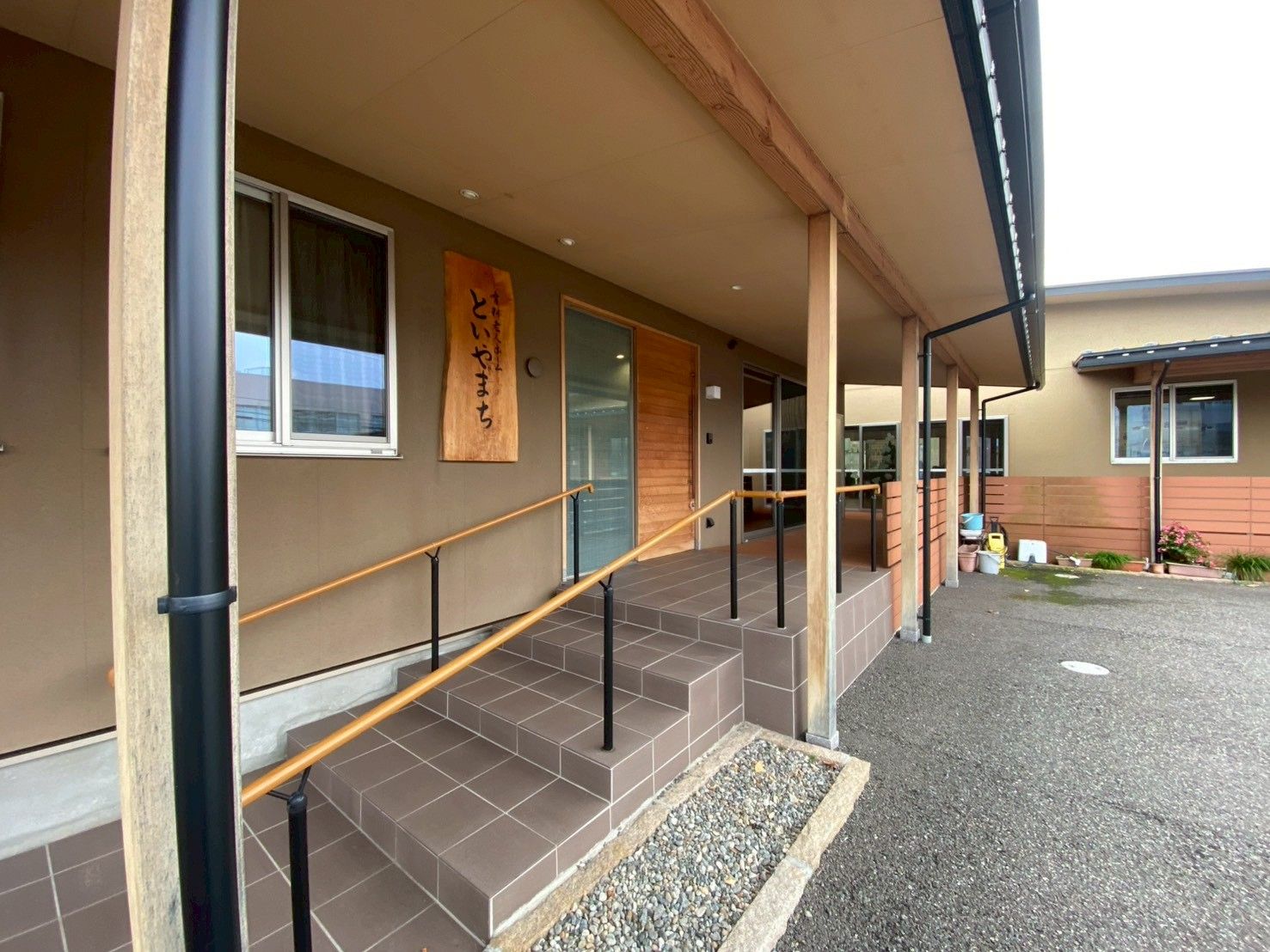 手すり付きの玄関