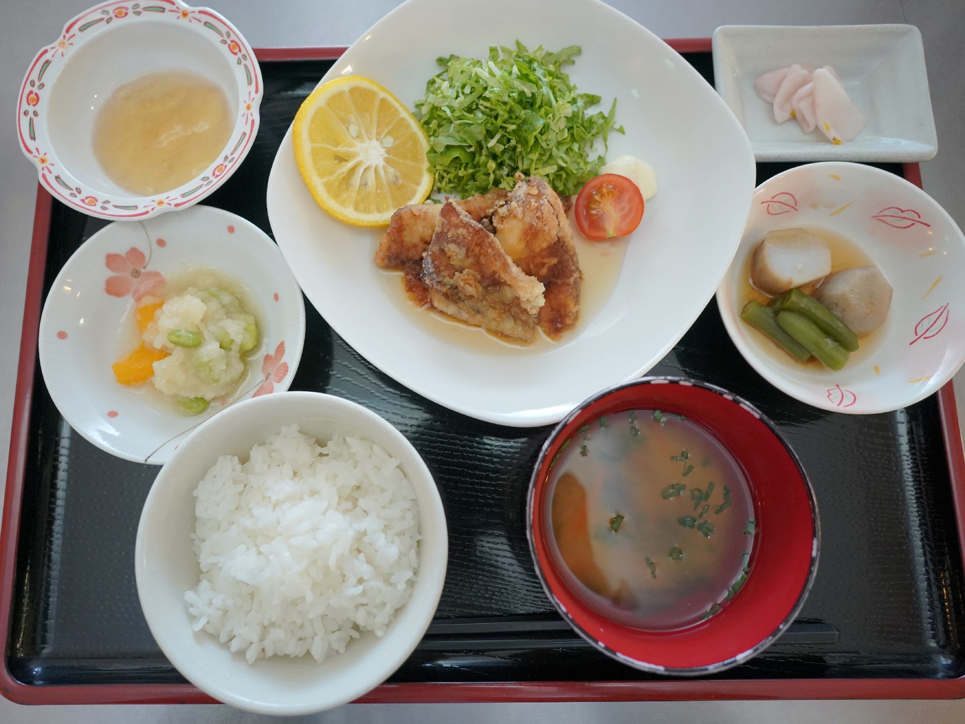 さまざまなおかずがある食事