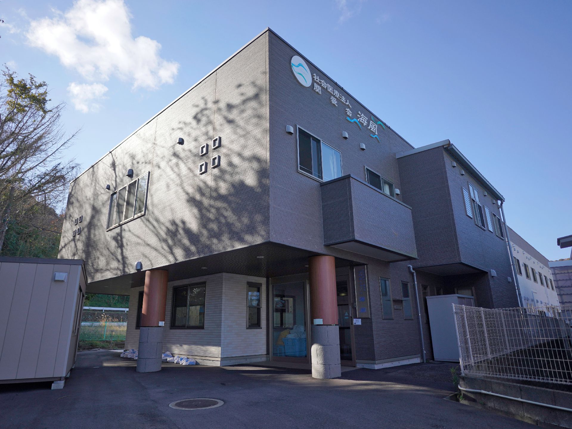 緑の自然で囲まれた施設