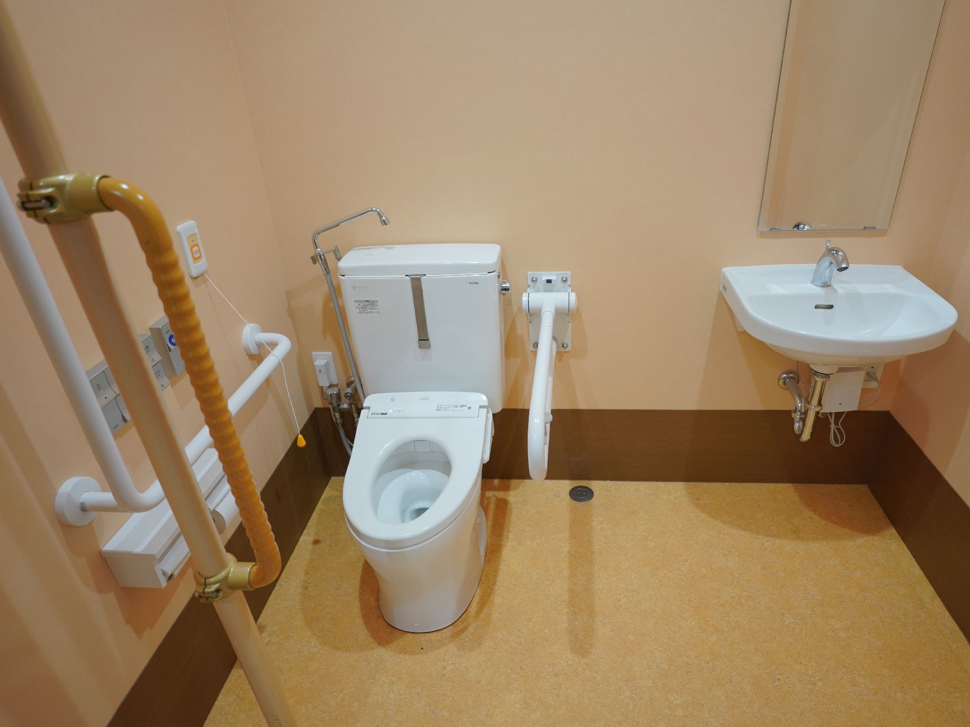 両サイドに手すりを設置しているトイレ