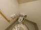 バリアフリー設計のトイレ空間