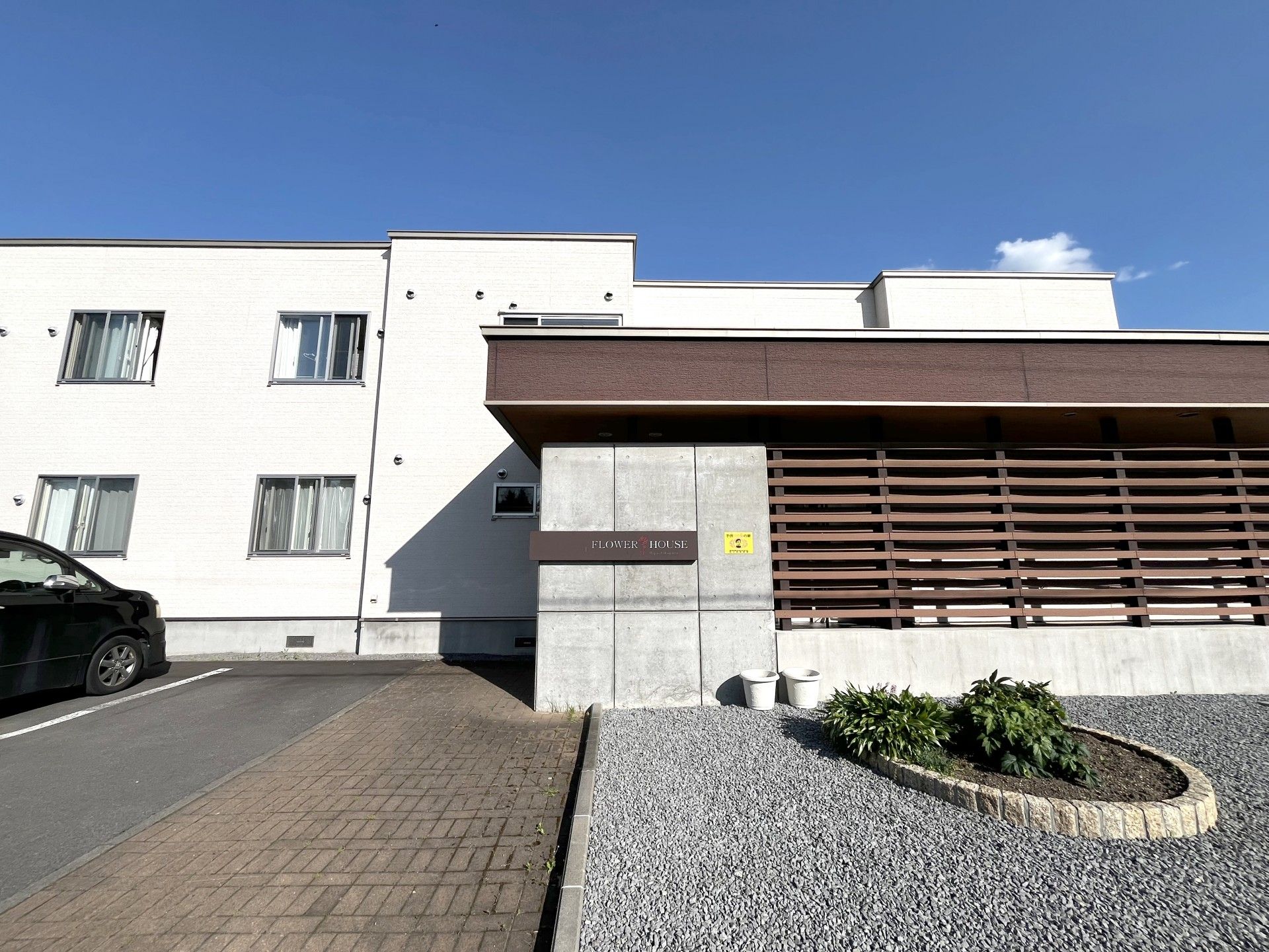 青空の下の建物外観