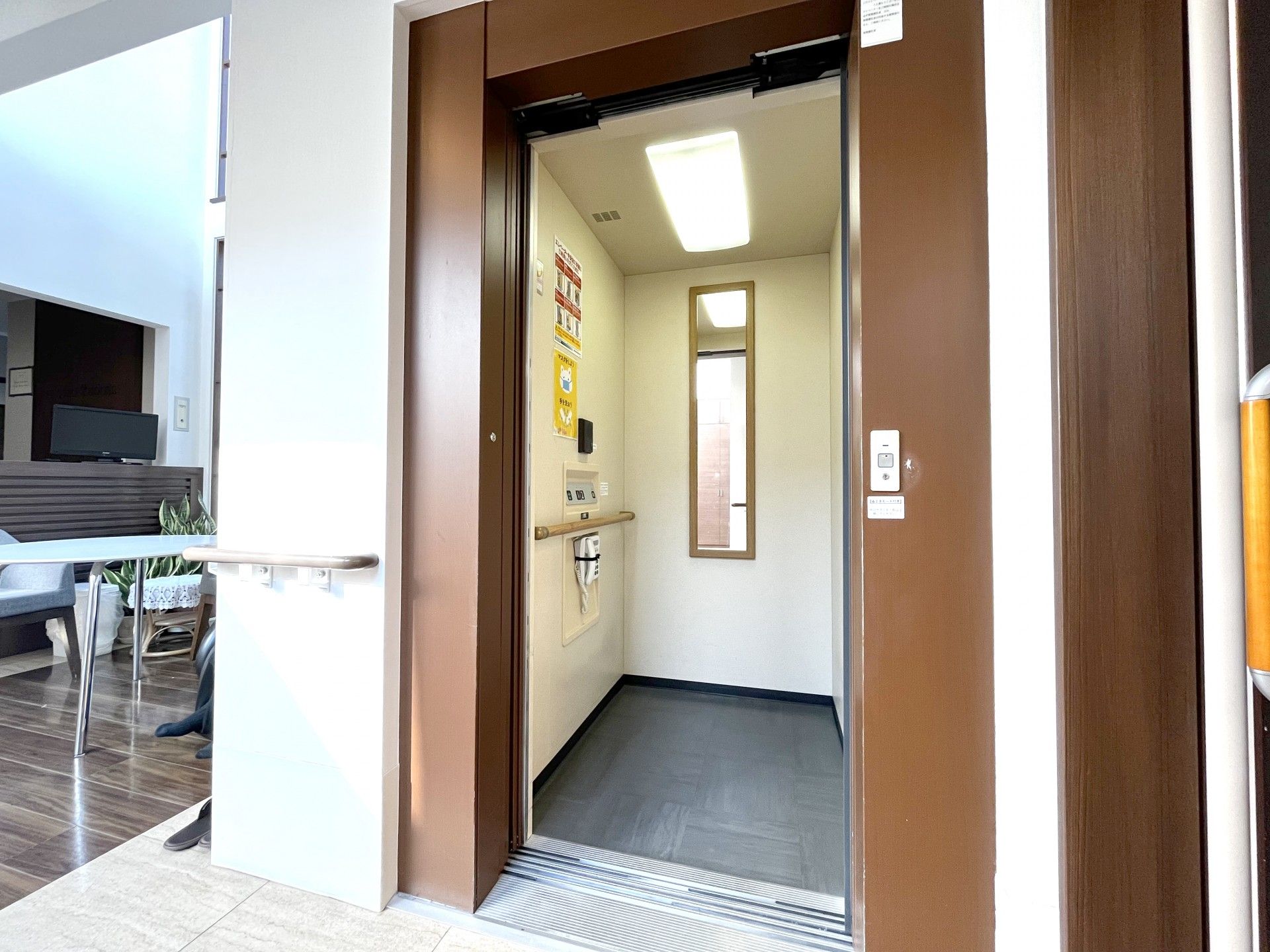 広いエレベーターの入口