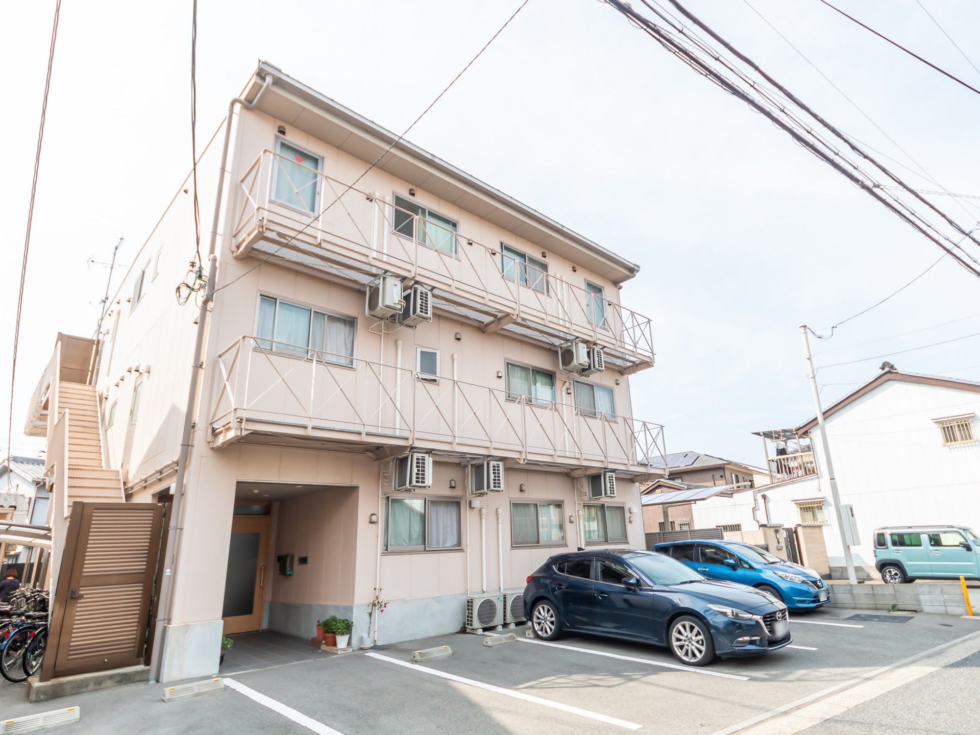 明るい外観の建物