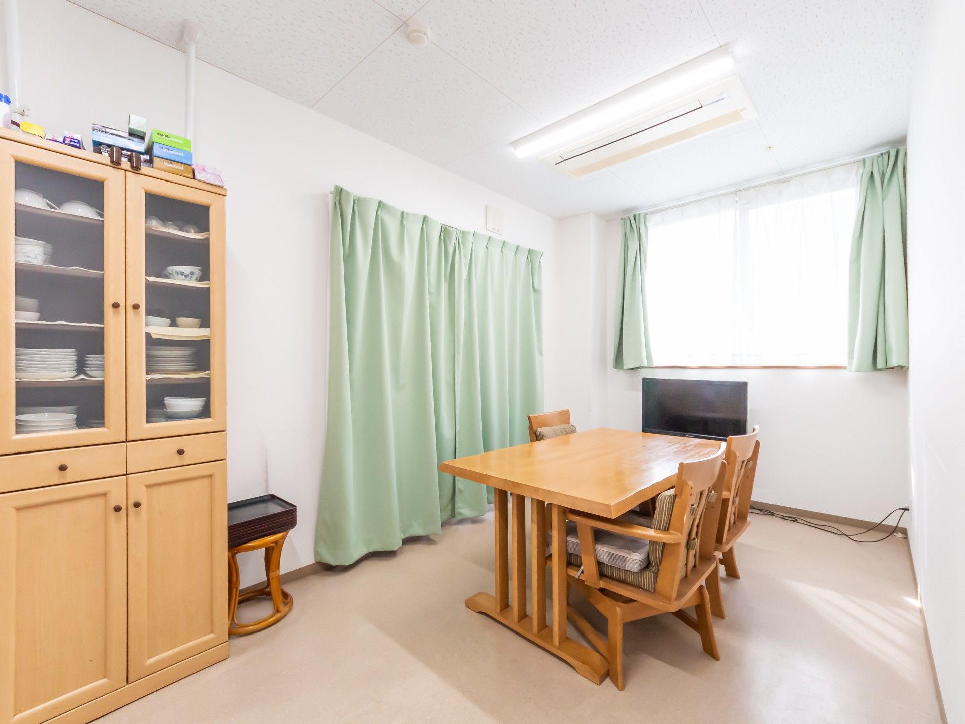 明るい居間の一角