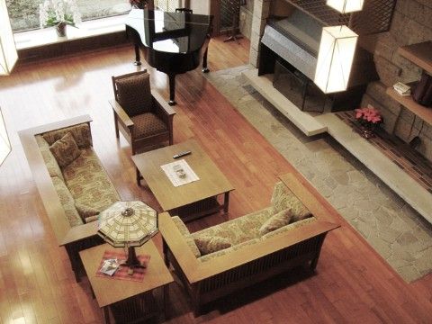 「ヒルデモア東山」のホール。天井から垂れ下がる、お洒落な照明が目を惹く。