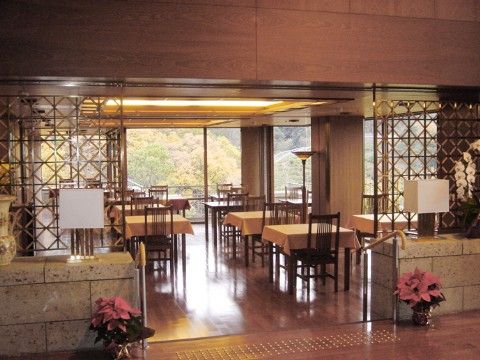 「ヒルデモア東山」のダイニング。四季折々の景色を見ながら、お食事が出来る。