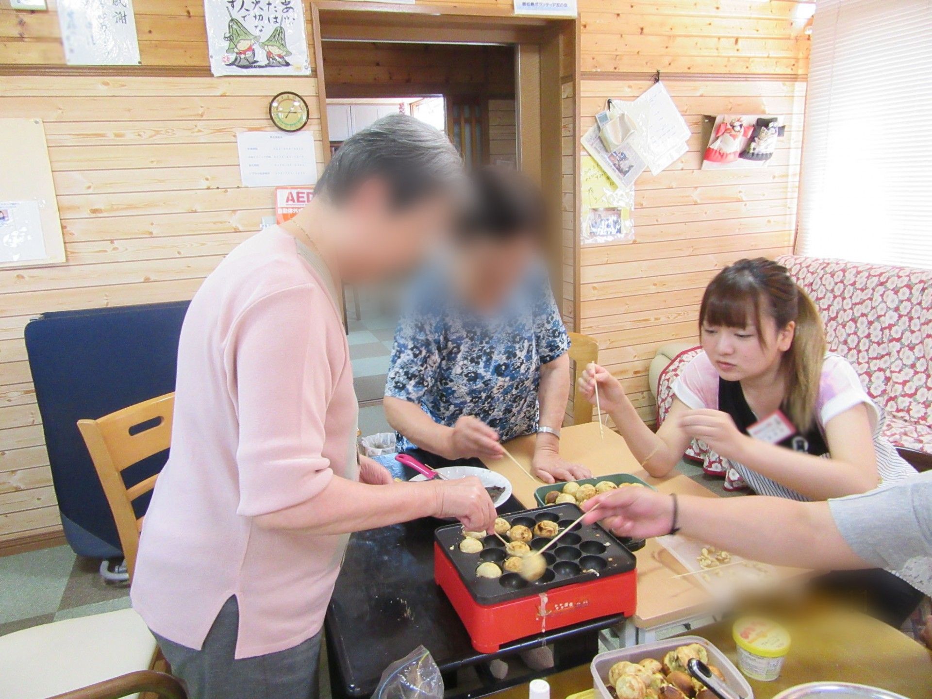 たこ焼き作りを楽しむ様子