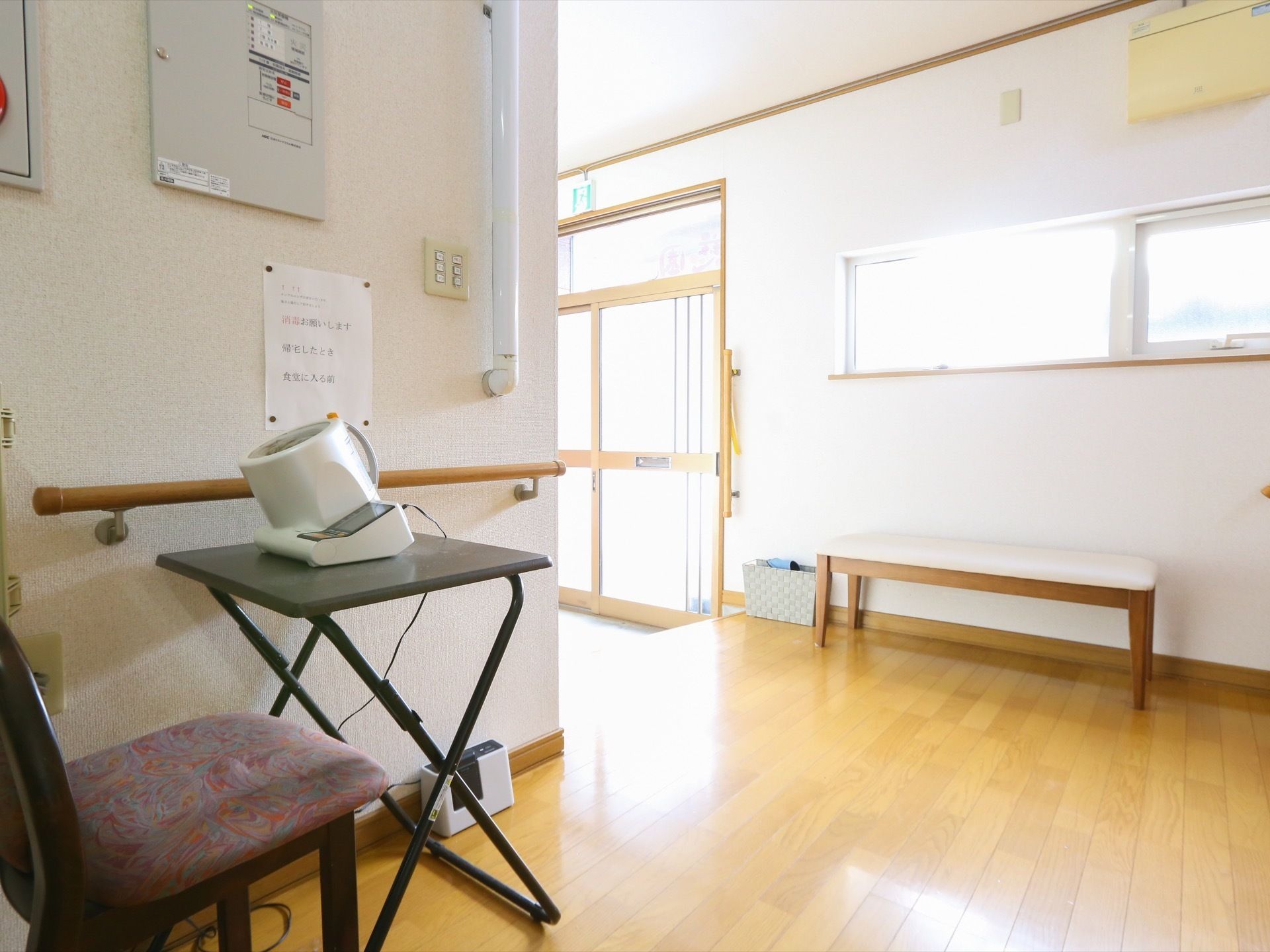 エントランスのドアを入った先は広々とした空間が広がっている。日当たりが良く居心地の良い雰囲気になっている。
