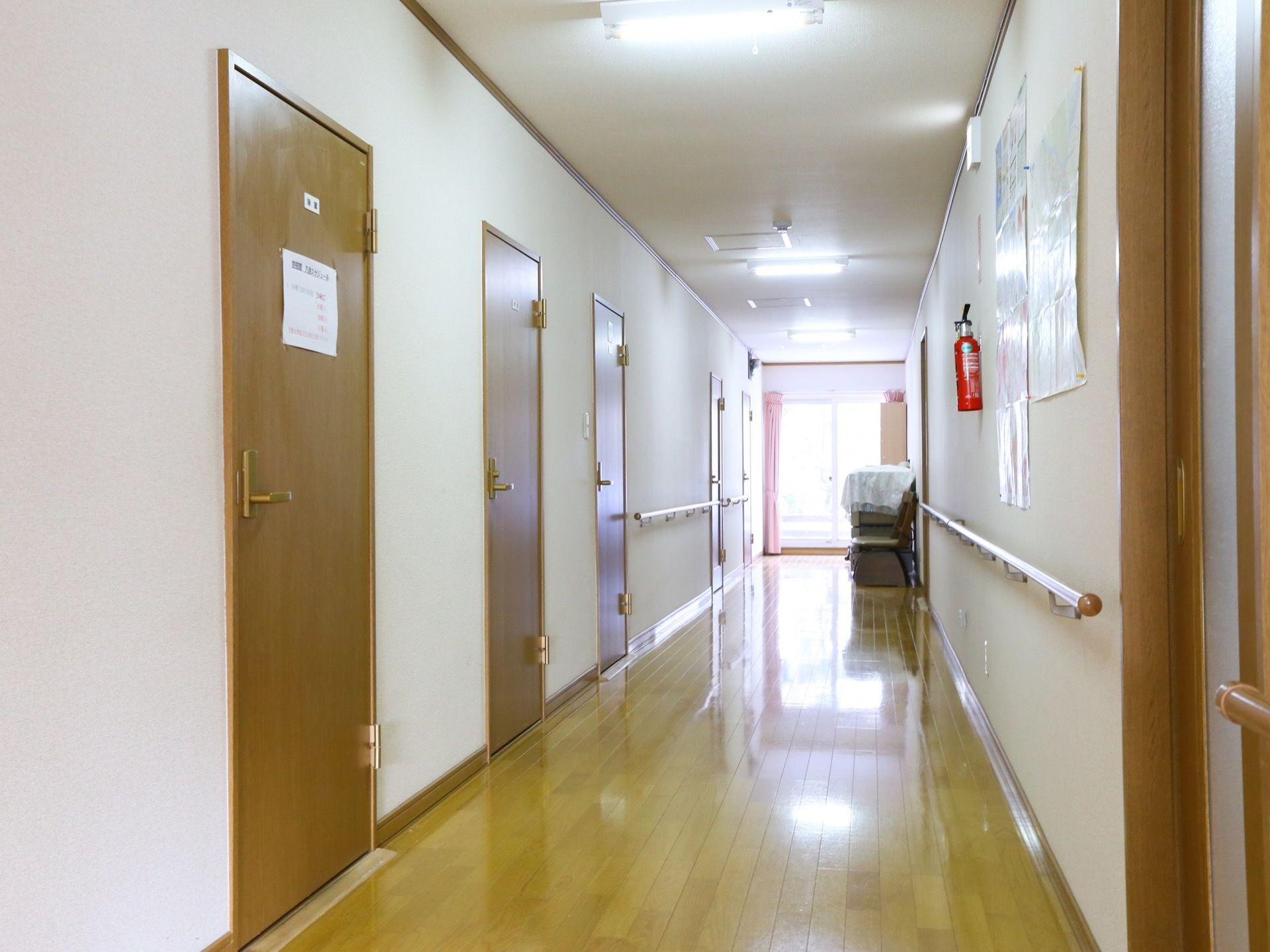 廊下は安全に通行できるように、常に照明で明るく照らしてある。道幅も広く設けられているので、楽に通行することができる。