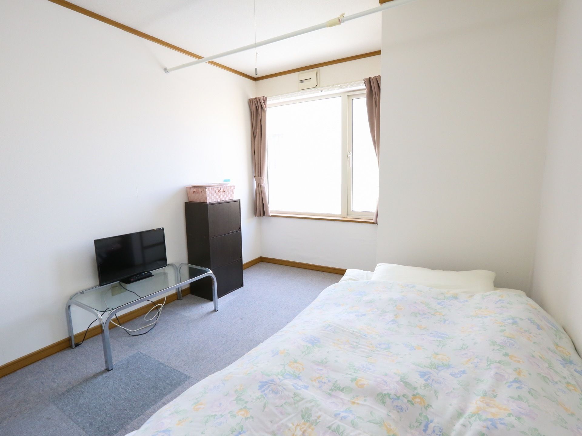 大きな窓から日が良く入り、部屋は明るく居心地の良い雰囲気になっている。家具を壁に寄せて配置することで、より広く室内を利用することができる。