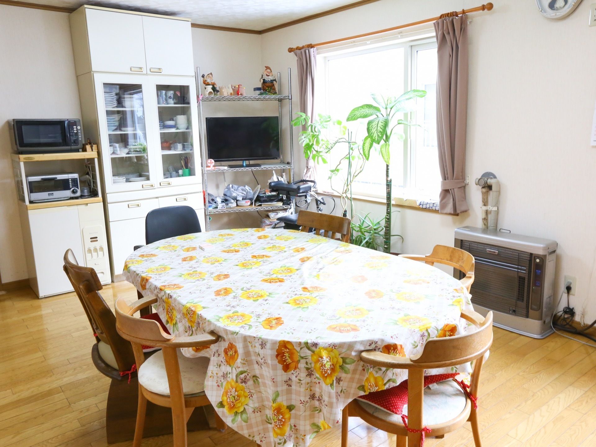 部屋の中央に楕円の長テーブルが置かれ、入居者様全員で食卓を囲めるようになっている。室内は日当たりが良く明るい空間である。