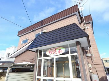 施設周辺は住宅街のため、高い建物がなく日当たりは良好。エントランスも明るく利用しやすい雰囲気になっている。