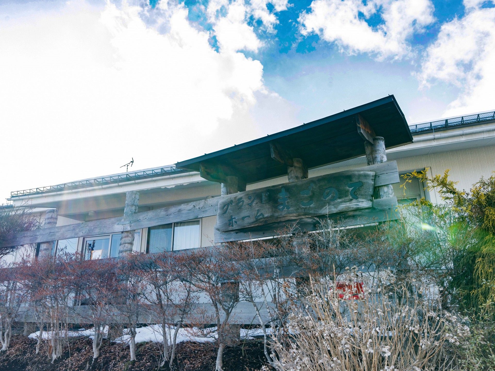 青空の下の建物