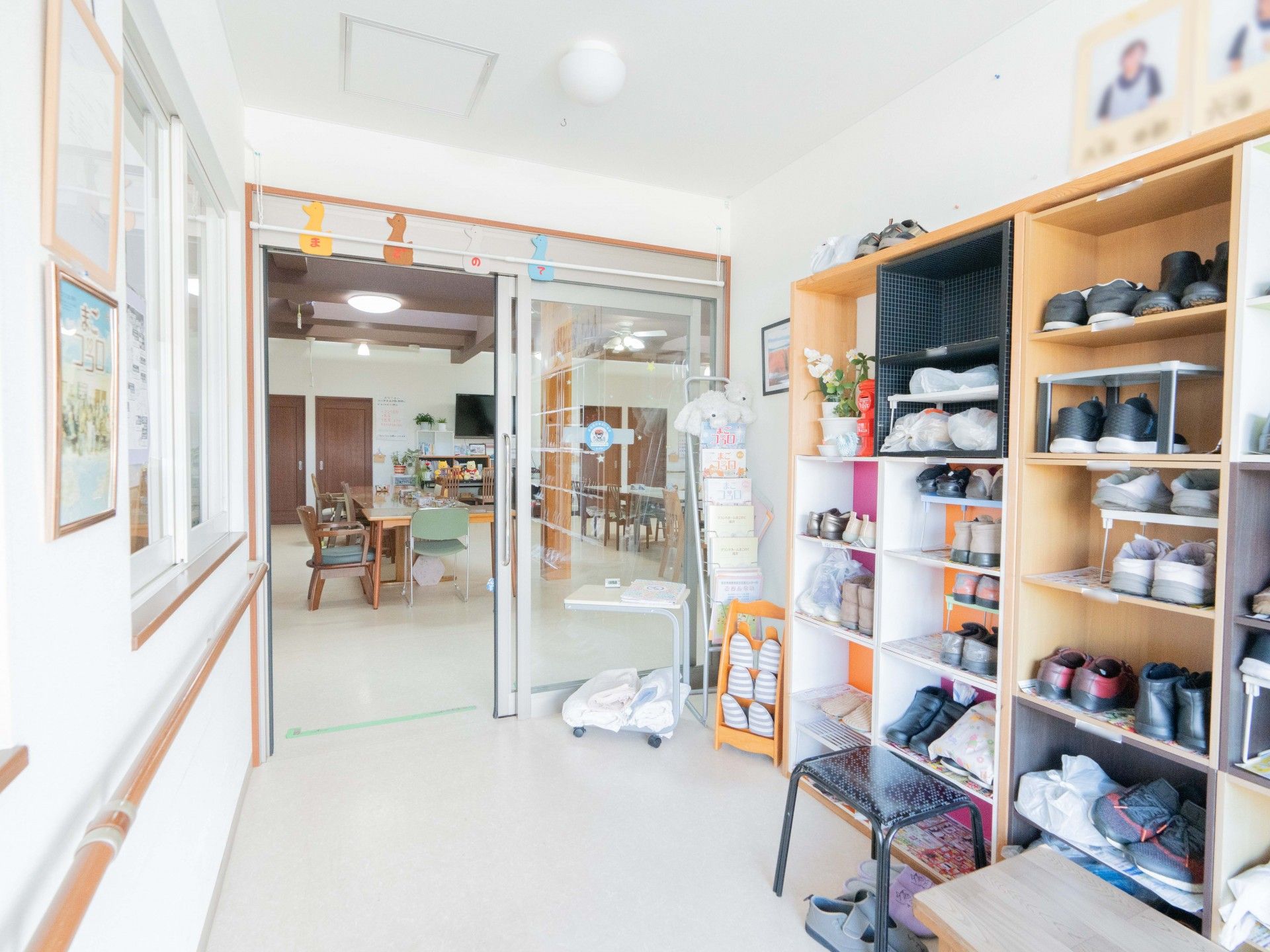 靴棚と出入口の廊下