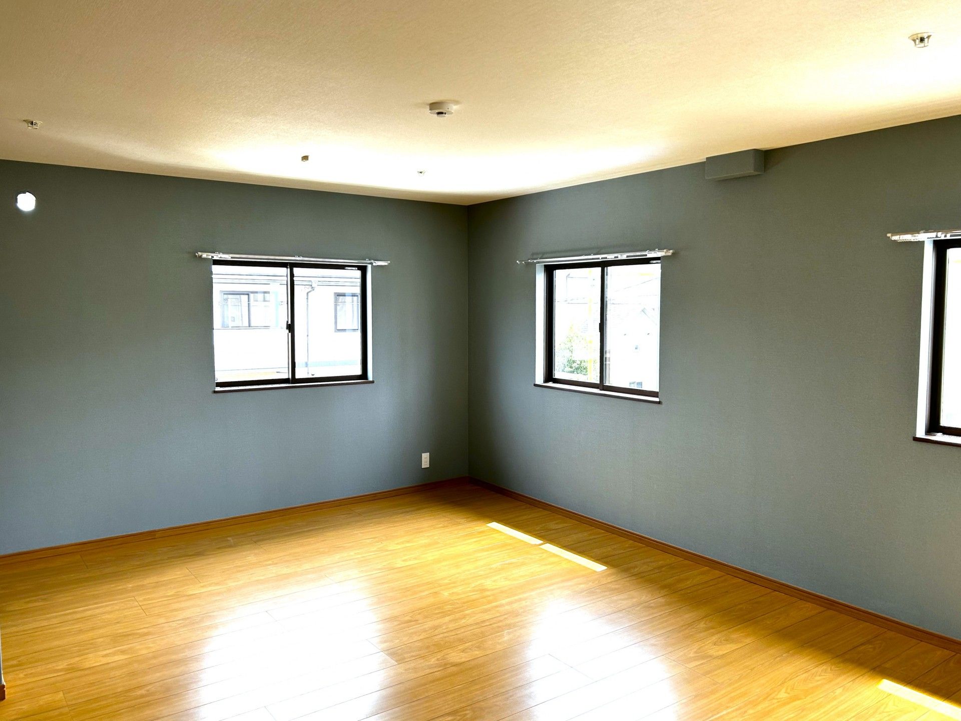 日差しが差し込む部屋