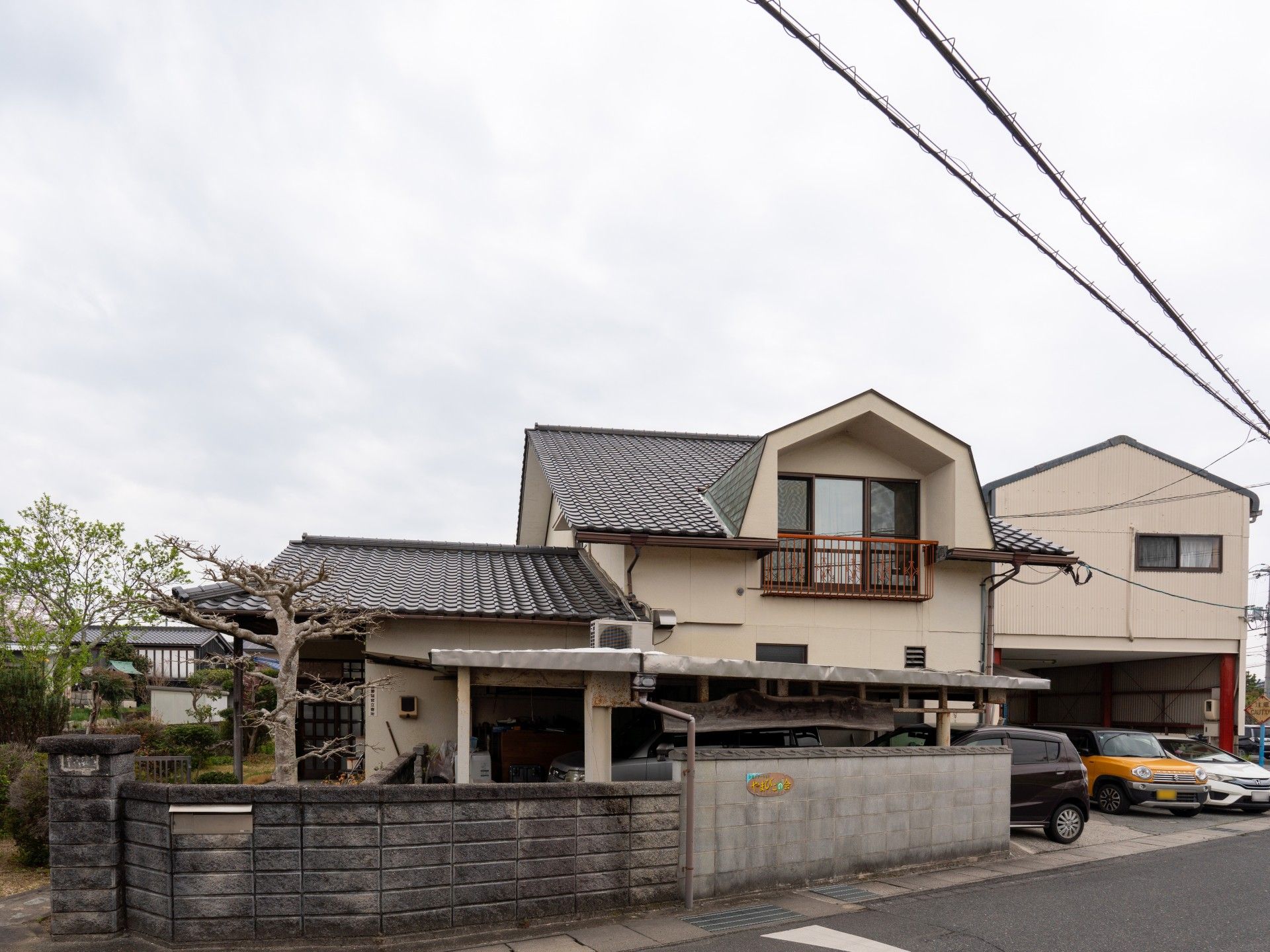 車椅子に乗った高齢男性と介助をする女性