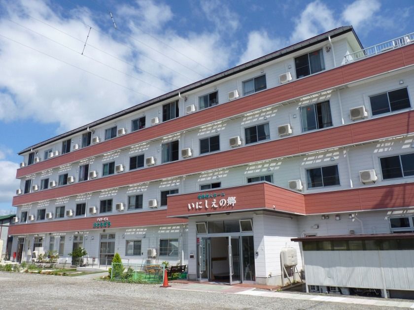 青空の下の建物外観