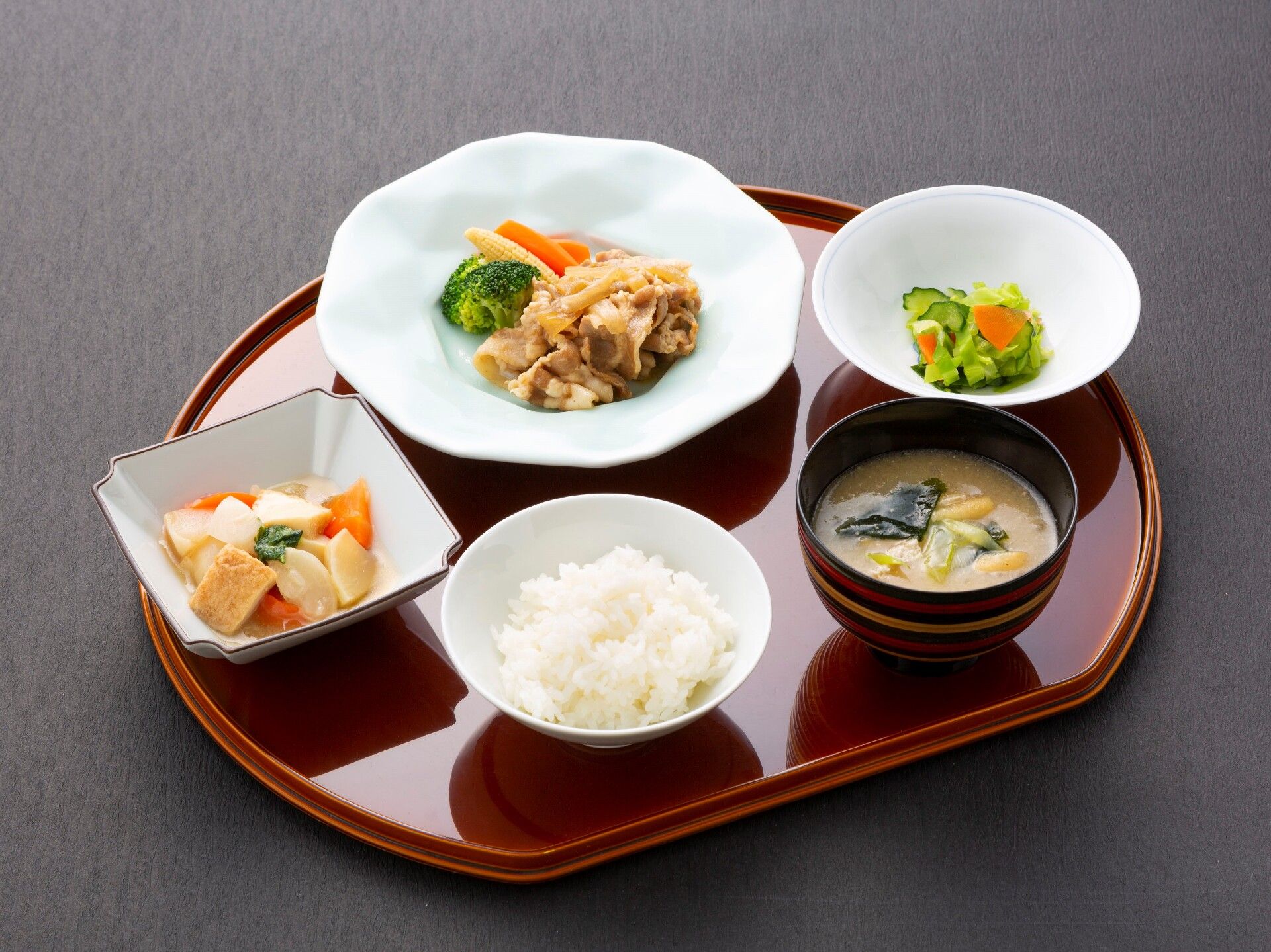 「ヒルデモア信州白雲館」のお食事。飽きの味覚を楽しめる料理となっている。