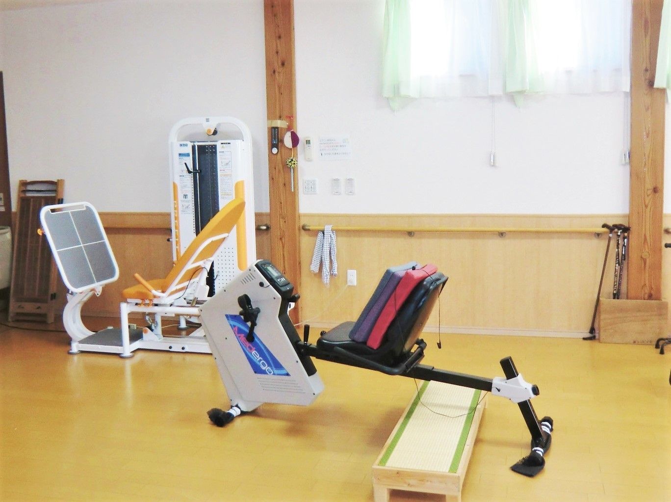 施設に置いてある一人用の筋トレ器具。高齢者向けの器具が置いてあるスペース
