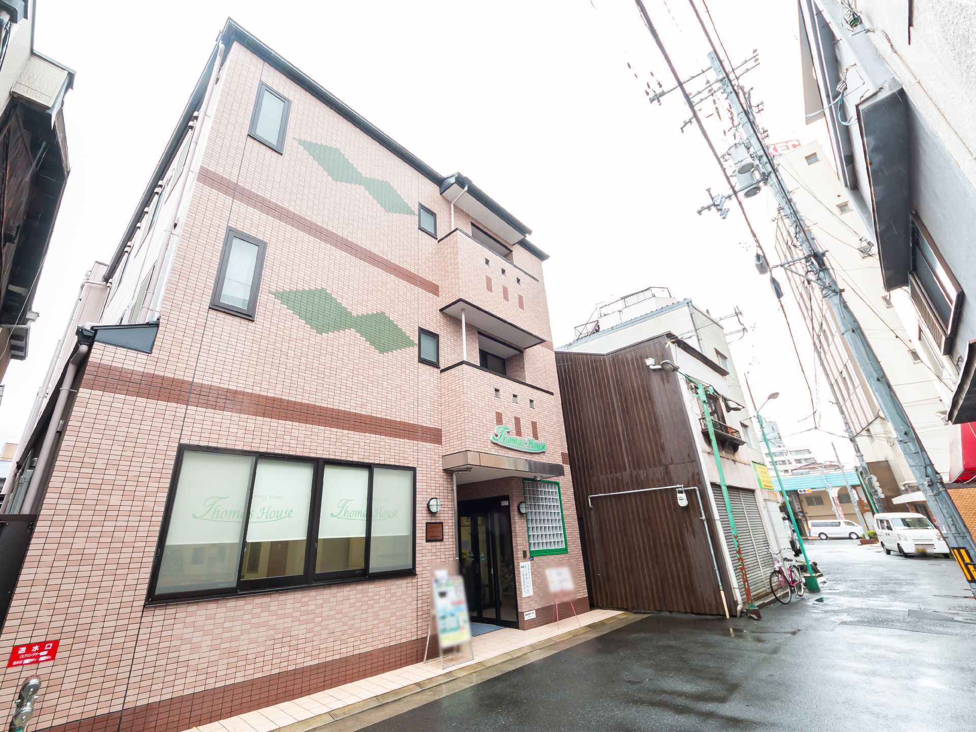 赤い外壁でマンションのようにも見える施設の外観