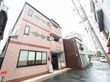 赤い外壁でマンションのようにも見える施設の外観