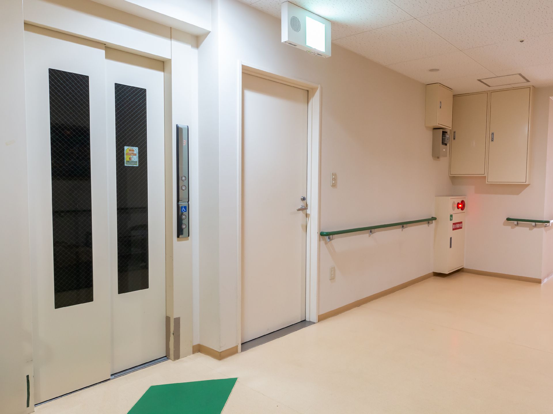 車椅子の方が安全に利用できるように、手すりが取り付けられているエレベーター