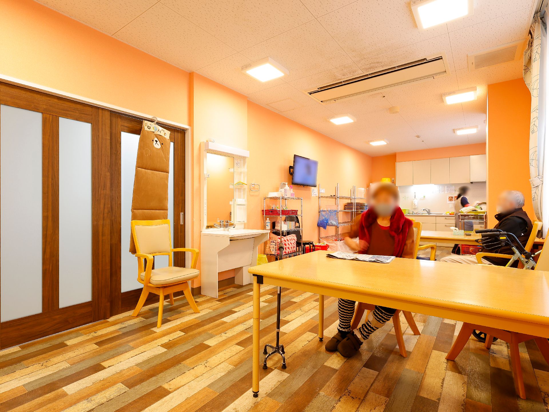 木製の家具が置かれた食堂