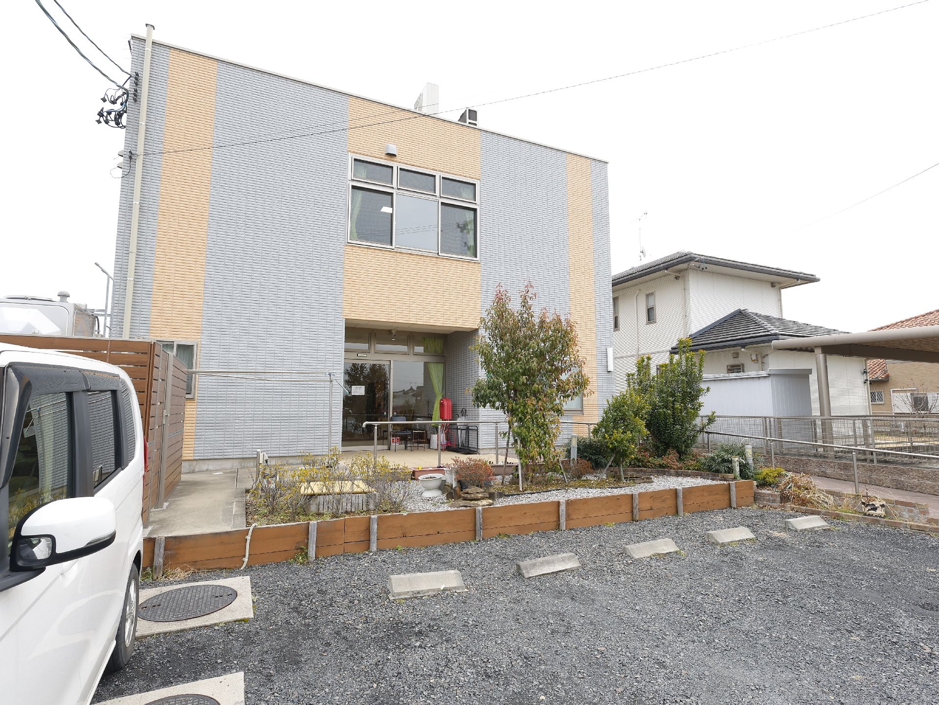 駐車スペースが設置された施設外観