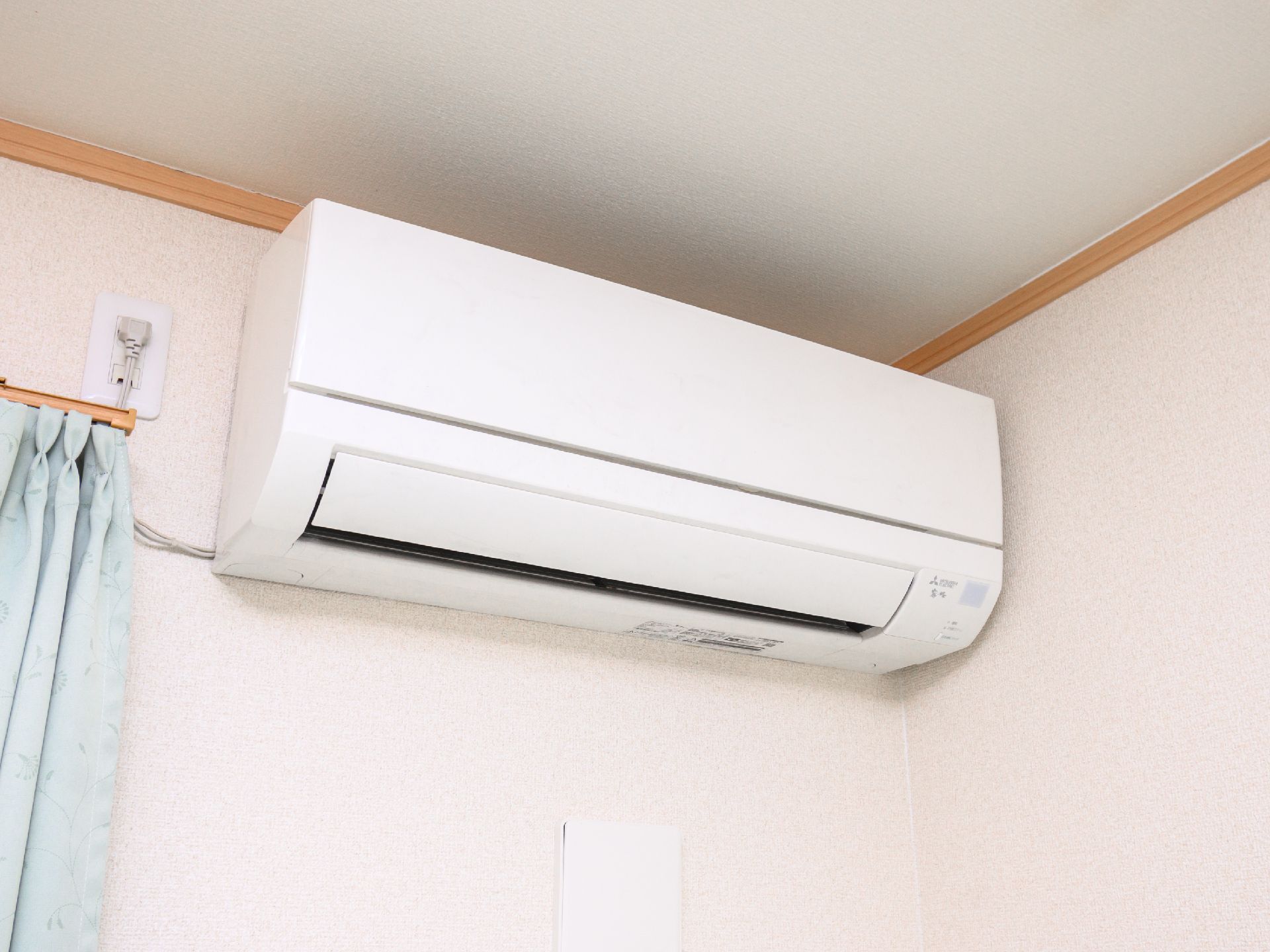 白いエアコンが全室に完備されている