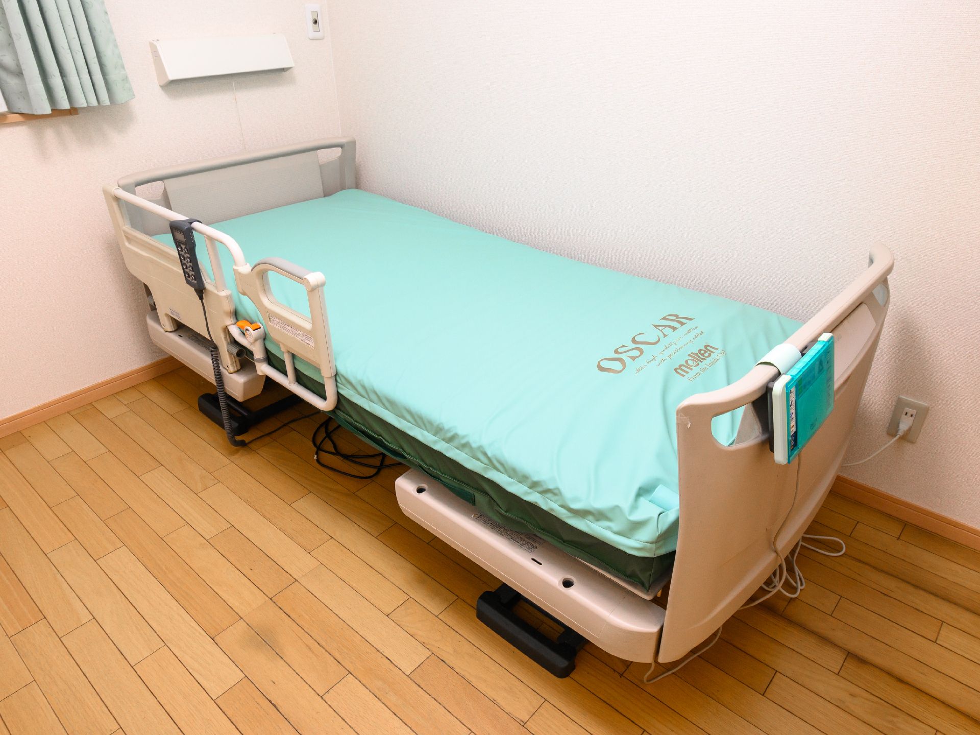 青い介護用ベッドが設置された居室