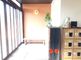 介護施設の明るい廊下の風景
