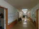 明るく広々とした施設内の廊下
