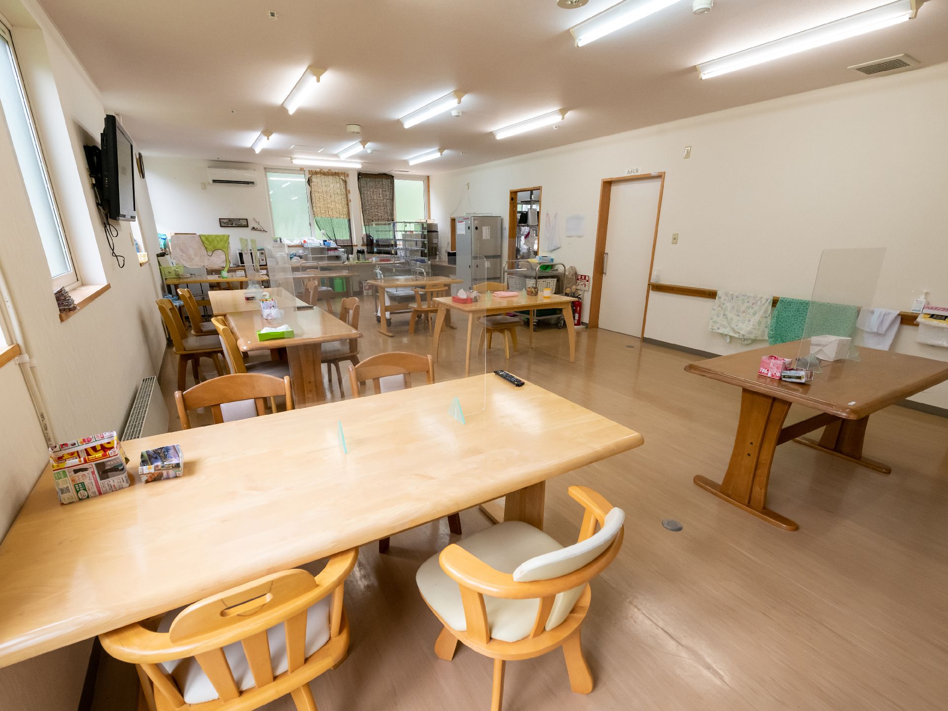 厨房が隣接している食堂