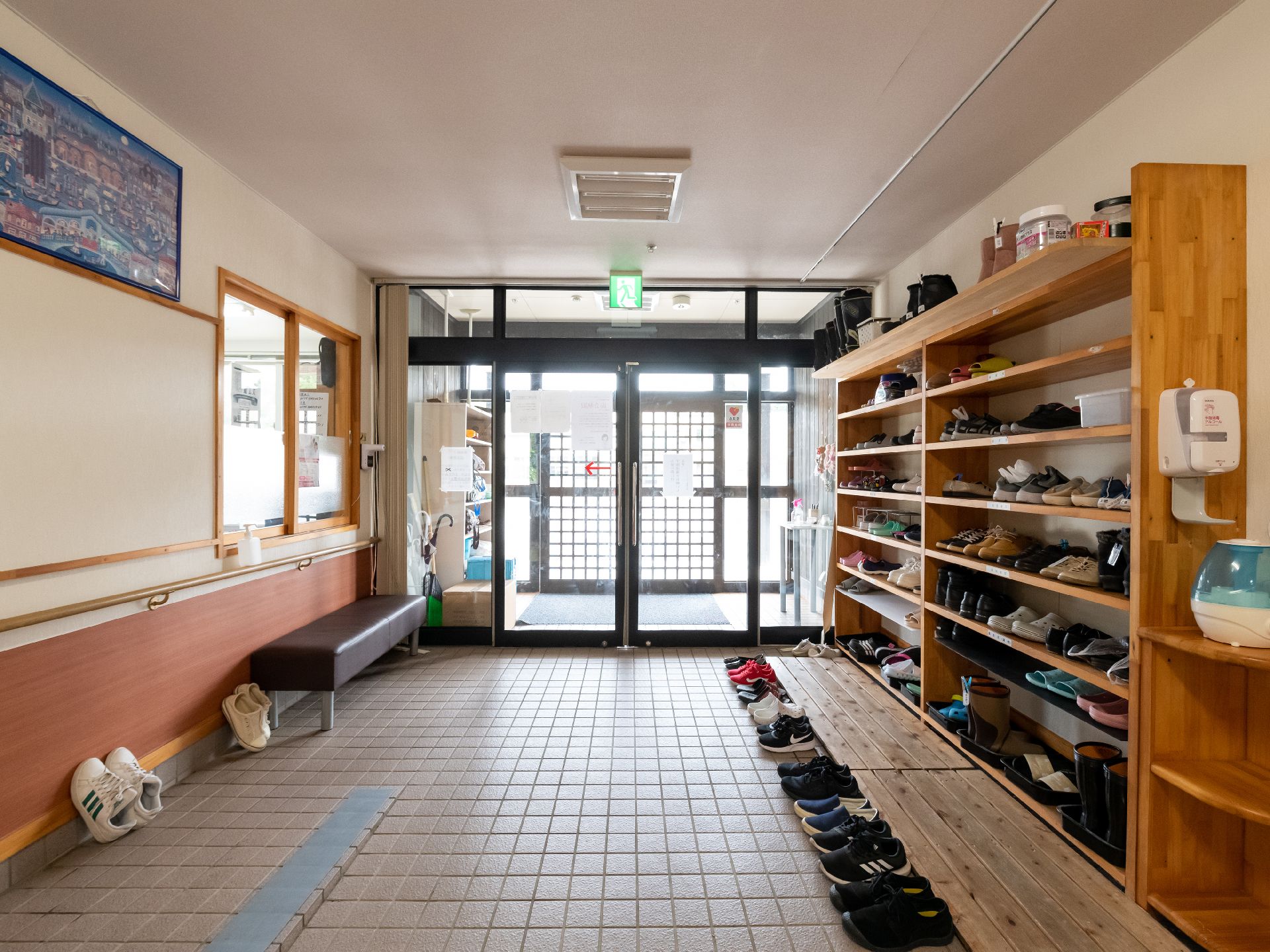 窓口のあるエントランス