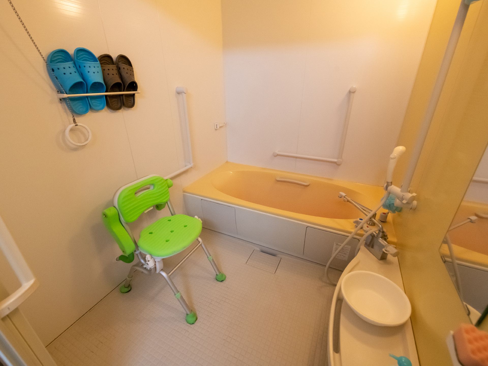 手すりのある浴室