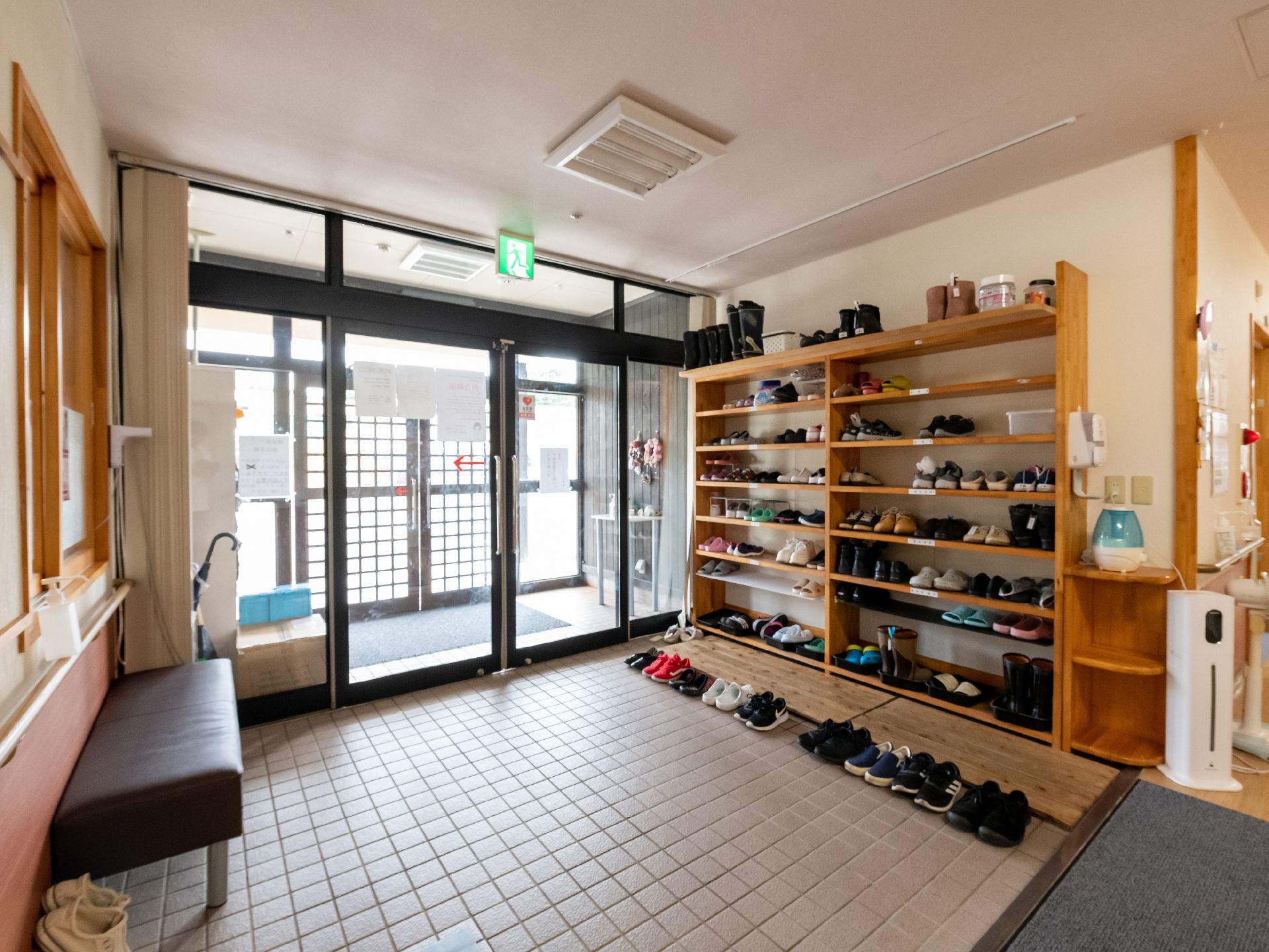 高齢男性の介助をする女性ヘルパー