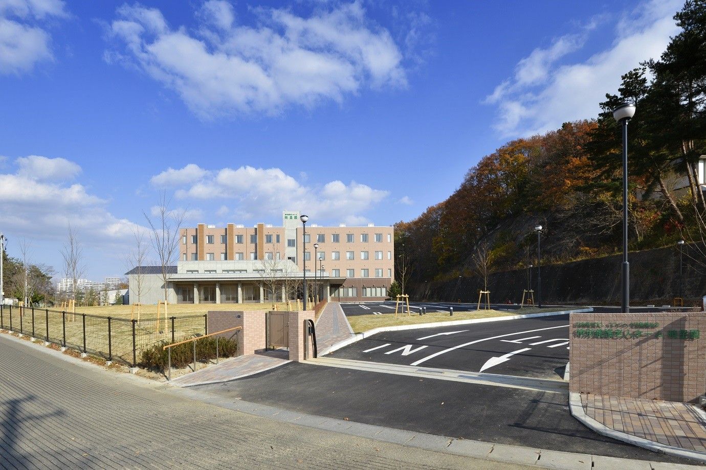 広々とした施設の外観