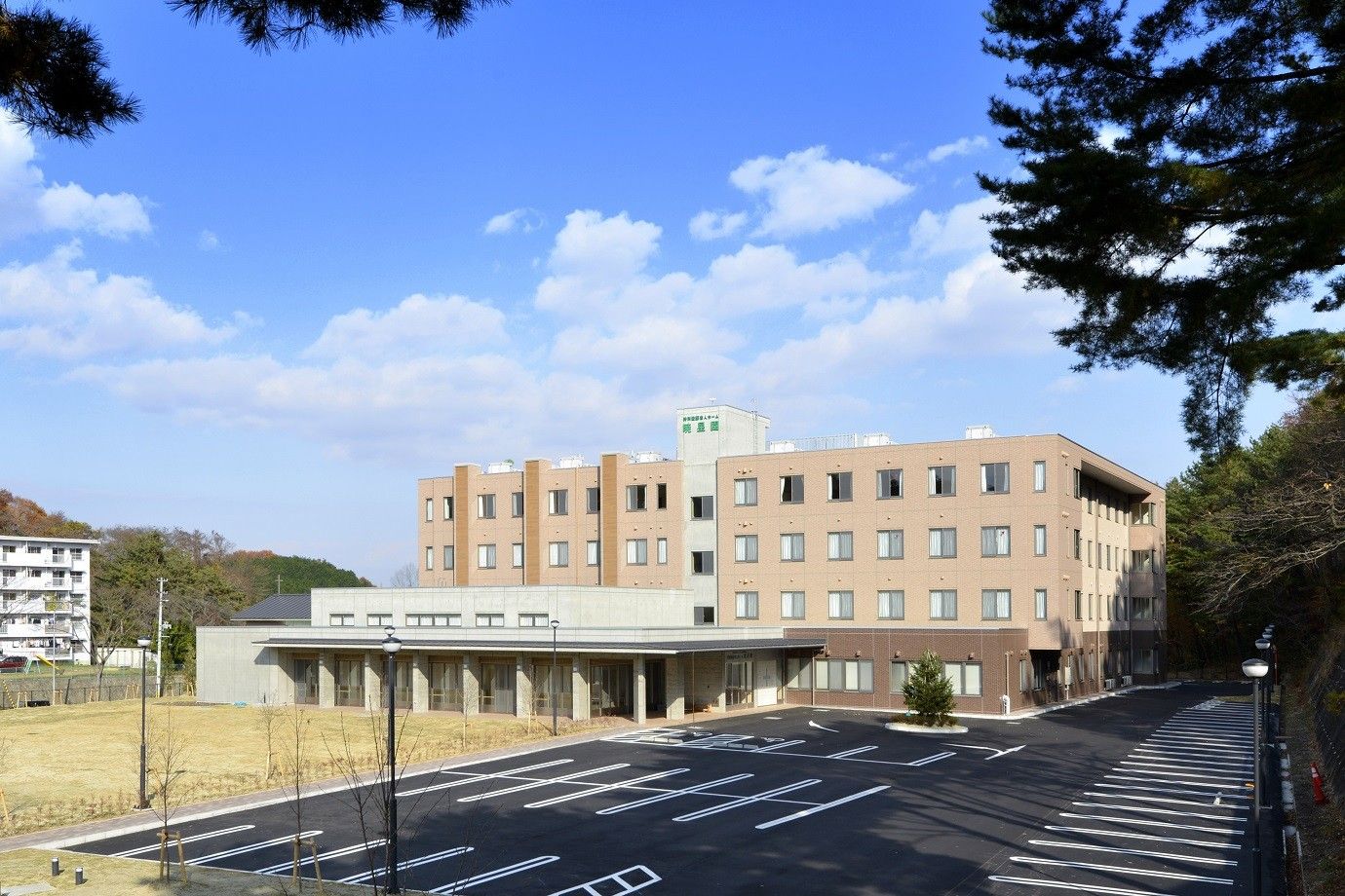 広々とした建物外観