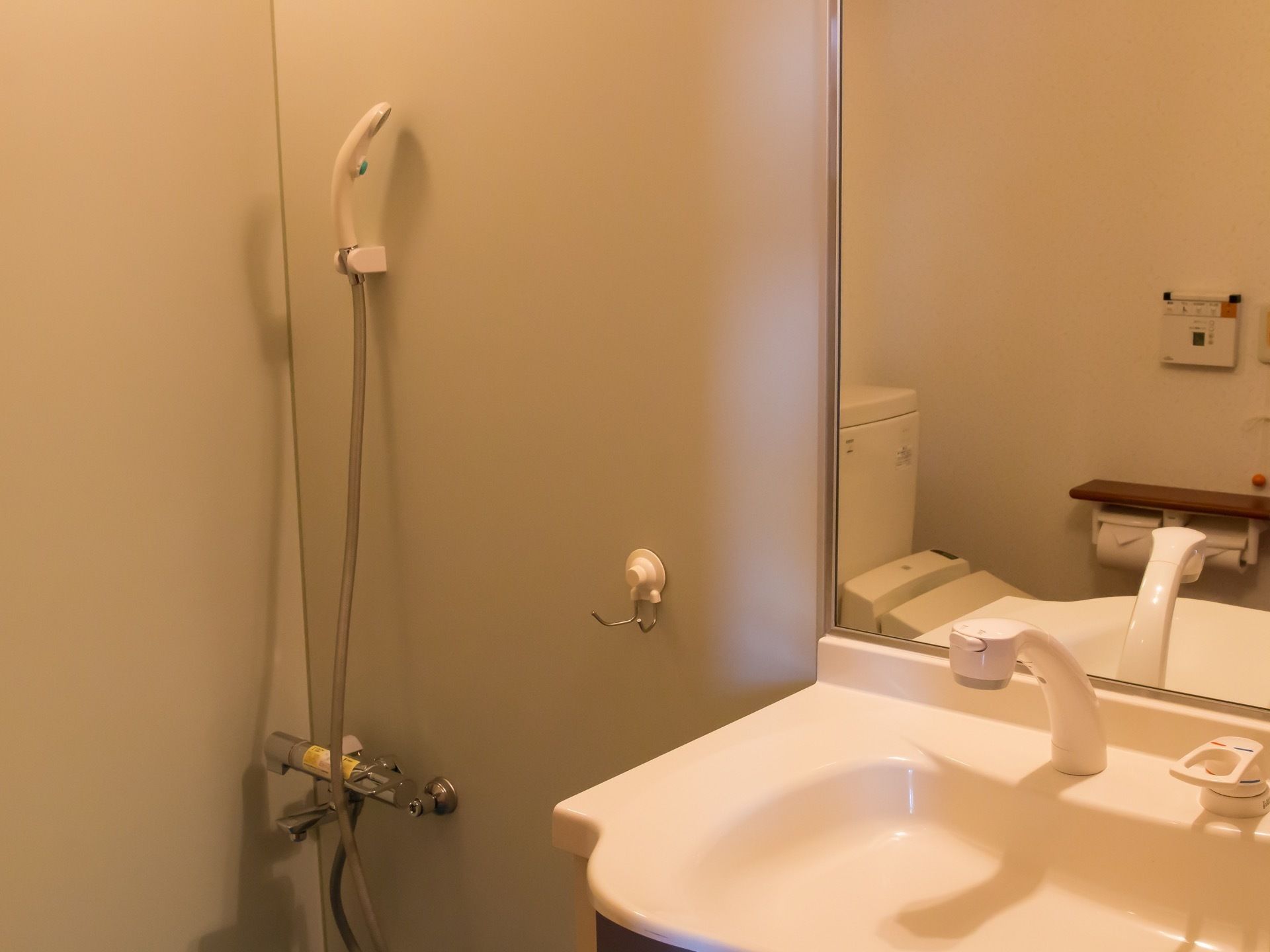 トイレ、洗面台、シャワーがついた小部屋がある。トイレは温水洗浄機能付きで、ナースコールも設置されている。