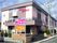 ピンクの建物エントランス