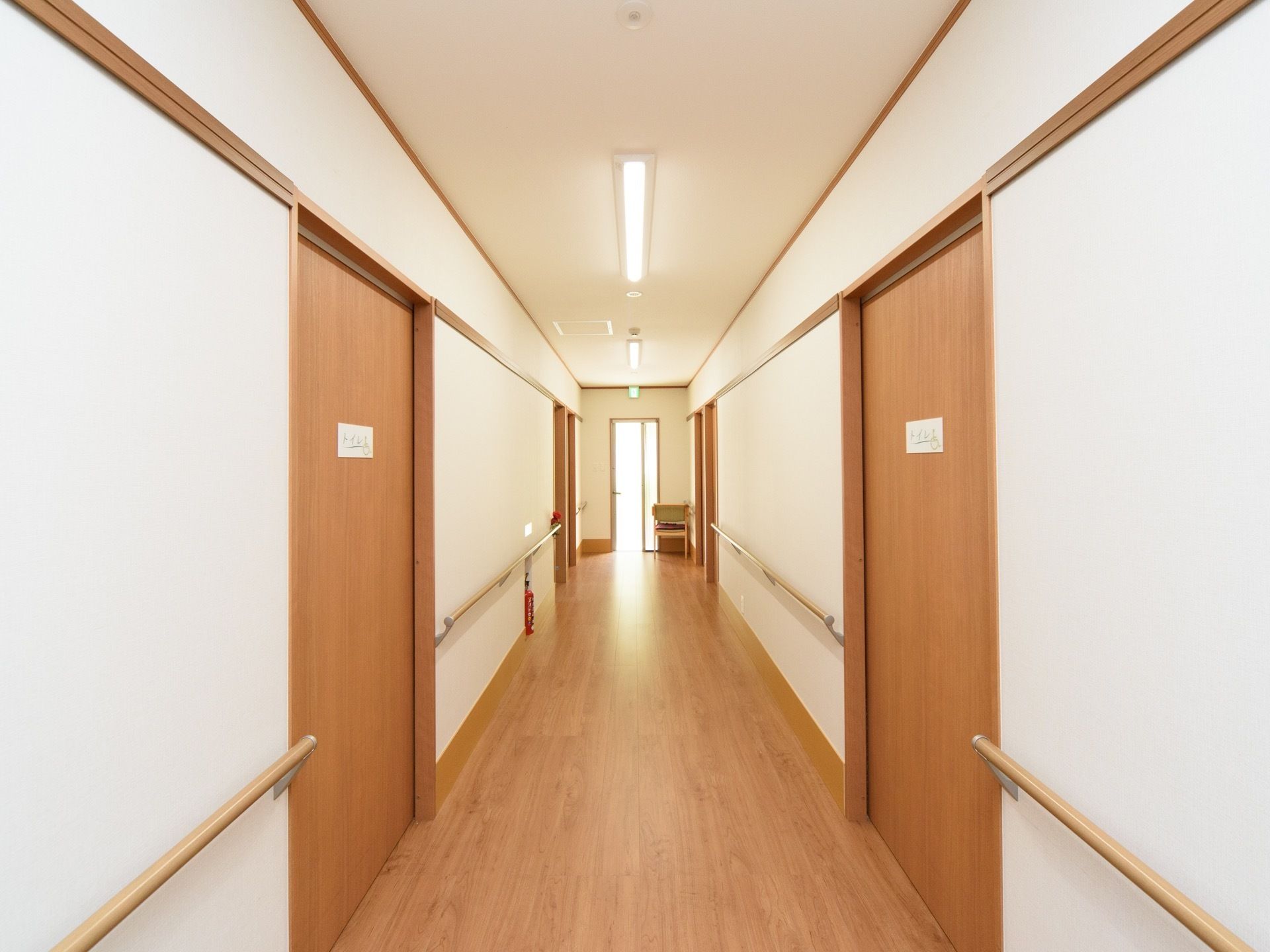廊下の突き当りには窓が設置され、日の光を取り込めるようにできている。傍らには休憩用の椅子も置いてある。