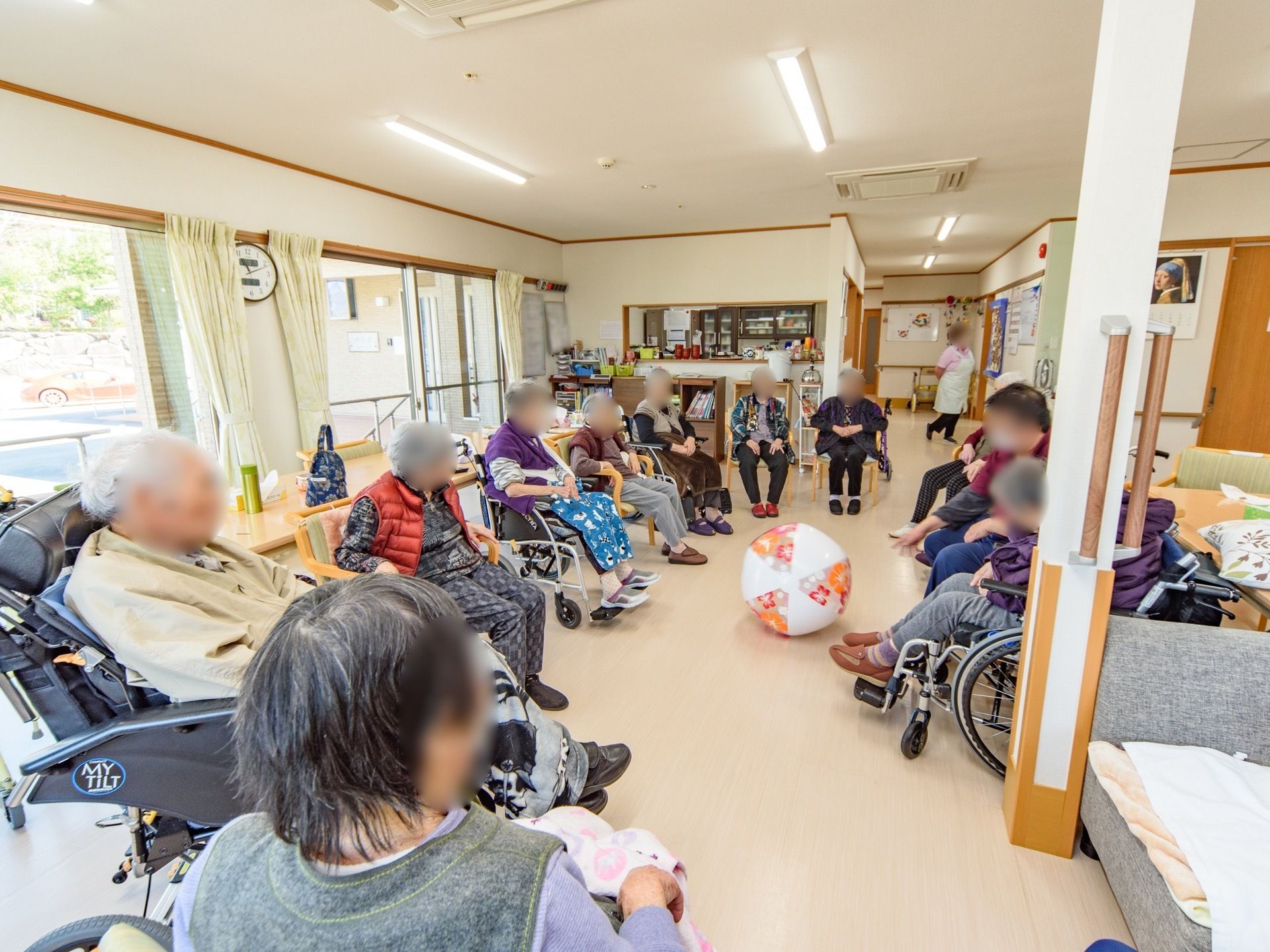 食堂には対面式のキッチンが併設されている。スタッフが手作りした食事を、毎食あたたかい状態で提供できるようになっている。