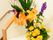 色鮮やかな数種類の花が、エントランスホールに花瓶に生けて飾られている。シンプルな内装に映えて、華やいだ雰囲気になっている。