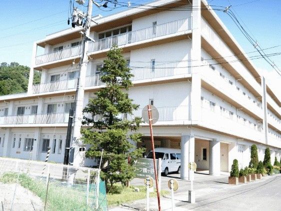 白い外観の建物