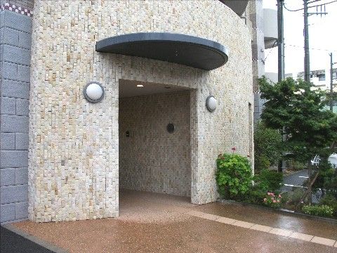 雨除けの屋根が設置され点字ブロックが完備されたエントランス